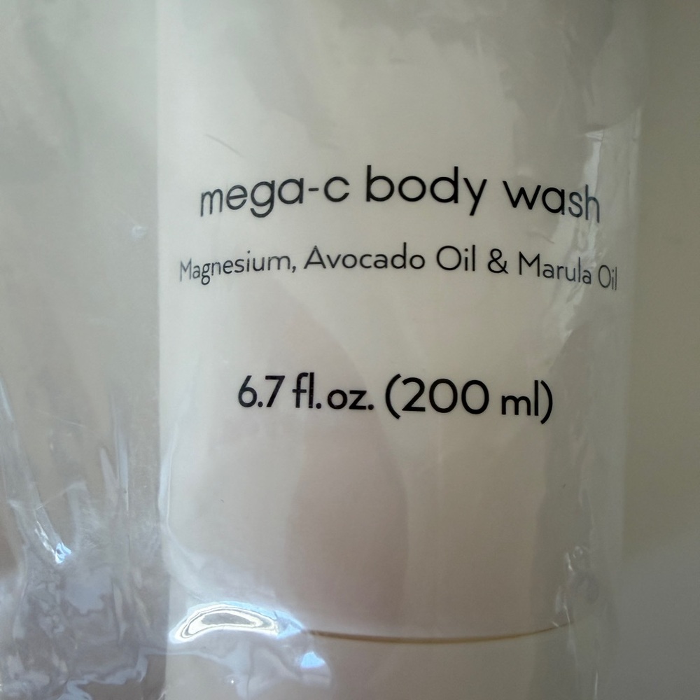Alo Yoga Wellness Gift Set Mega-C Body Wash + Bottle + Gift Bag - Picture 3 of 5